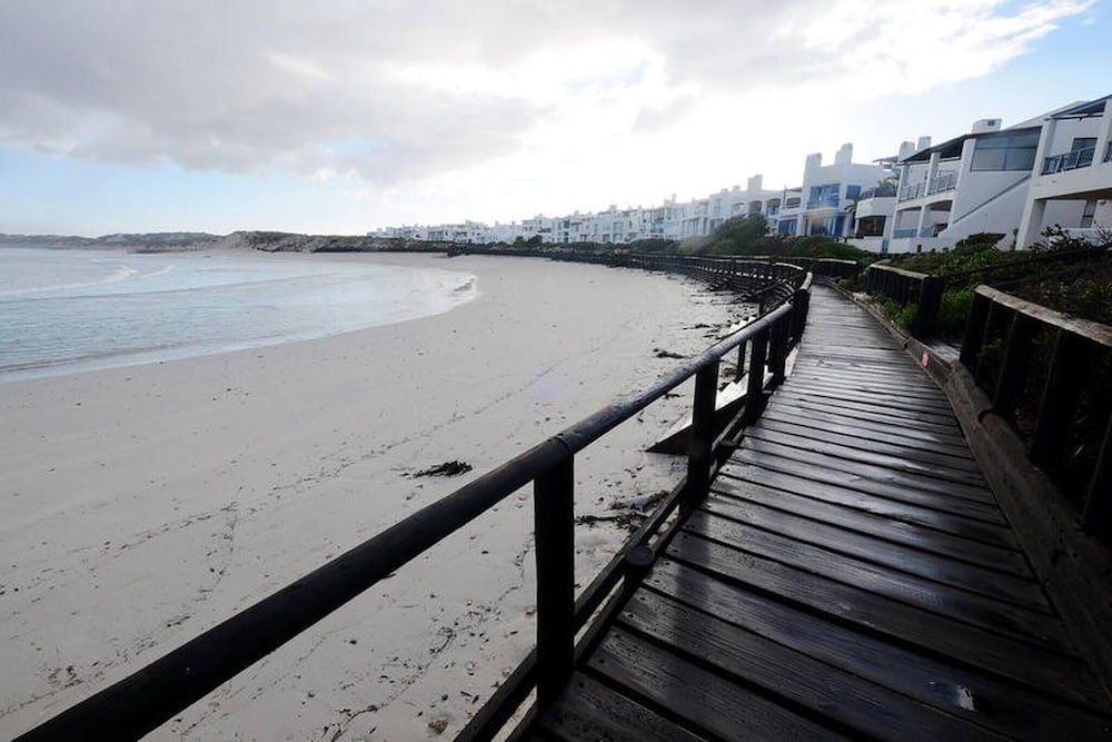 Charis to Theo - Relax in Style at This 3-bedroomed Langebaan Holiday House