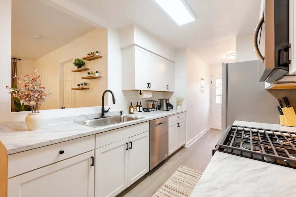 Modern 3br Townhouse Near Brushy Creek 3 Bedroom Duplex