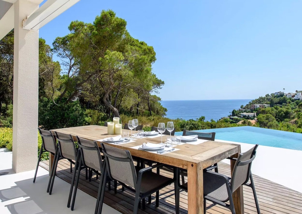 Stylish Villa With Infinity Pool