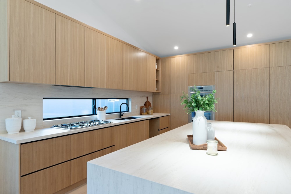 Noble Modern - Urban Sanctuary in Sherman Oaks With Poolside and Patio