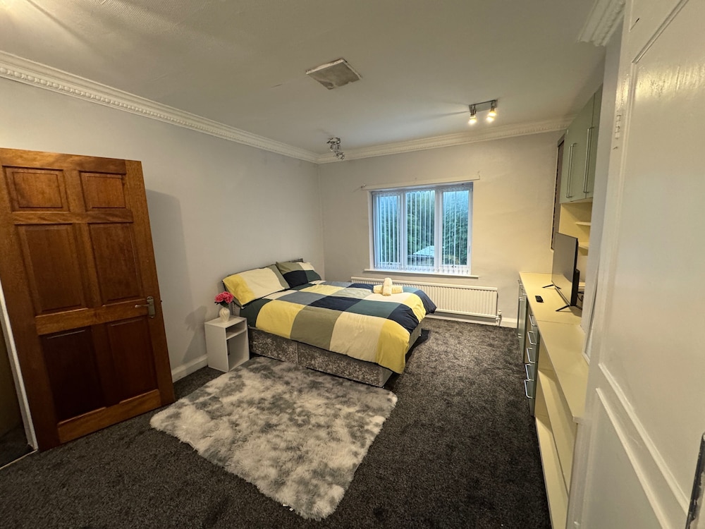 Buxton 5-bed Retreat - Sleeps 11, Parking & Garden