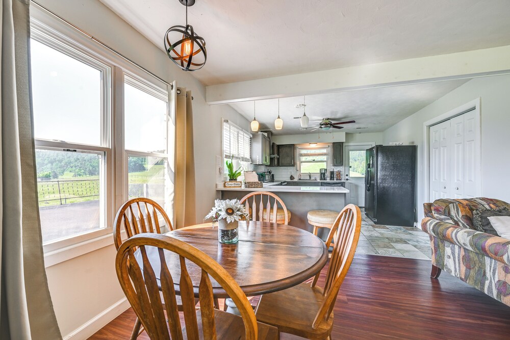 Near Dtwn Somerset: Tranquil Getaway w/ Fire Pit