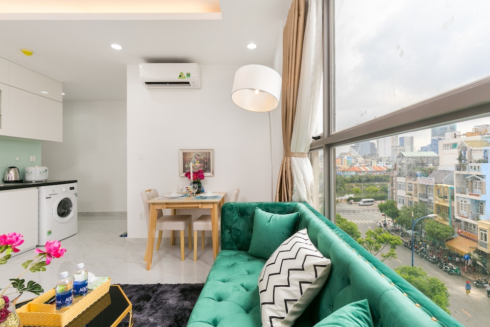 Jennifer House - Millenium Apartment