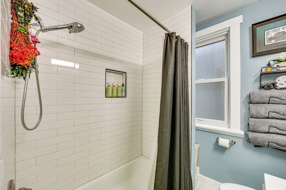 3 Mi to Frick Park: Artsy, Urban Retreat w/ Deck