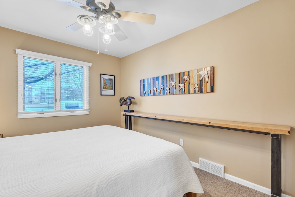 Harbor Hideaway - Walk To Beach, Dining & Downtown 2 Bedroom Condo