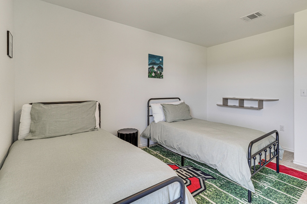 6 Mi to Mckinney Falls: Spacious Home w/ Game Room