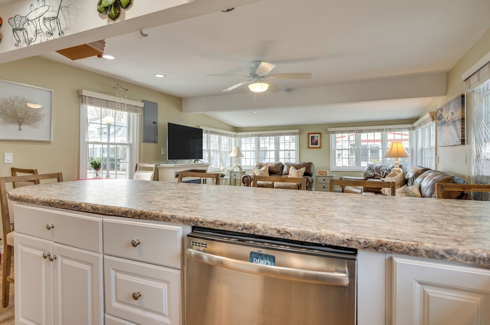 Near Beaches & Waterfront Dining: Home in Hampton!