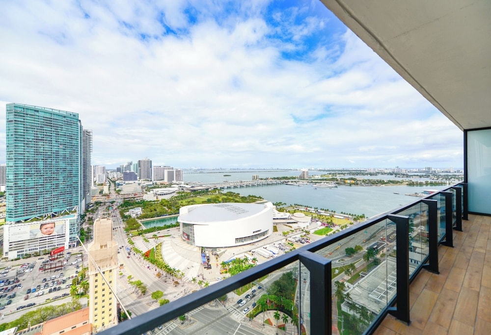 Deluxe Apt Bayside Views Await
