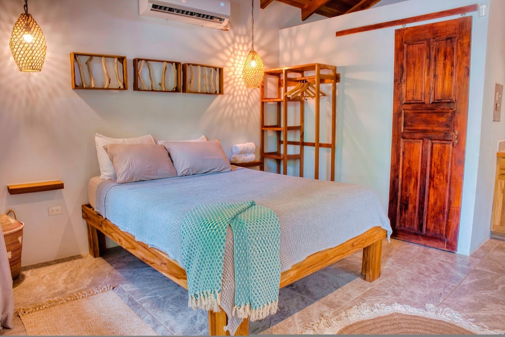 Casa Bonita - 5BR With Pool Walk to Beach