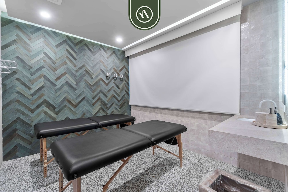 Luxury 2 BR Condo With Dream Pools - Beach - Art
