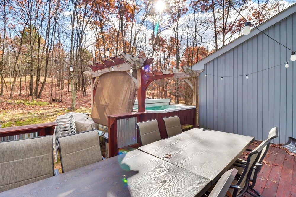 Pocono Mountains Retreat w/ Pool Table & Hot Tub!