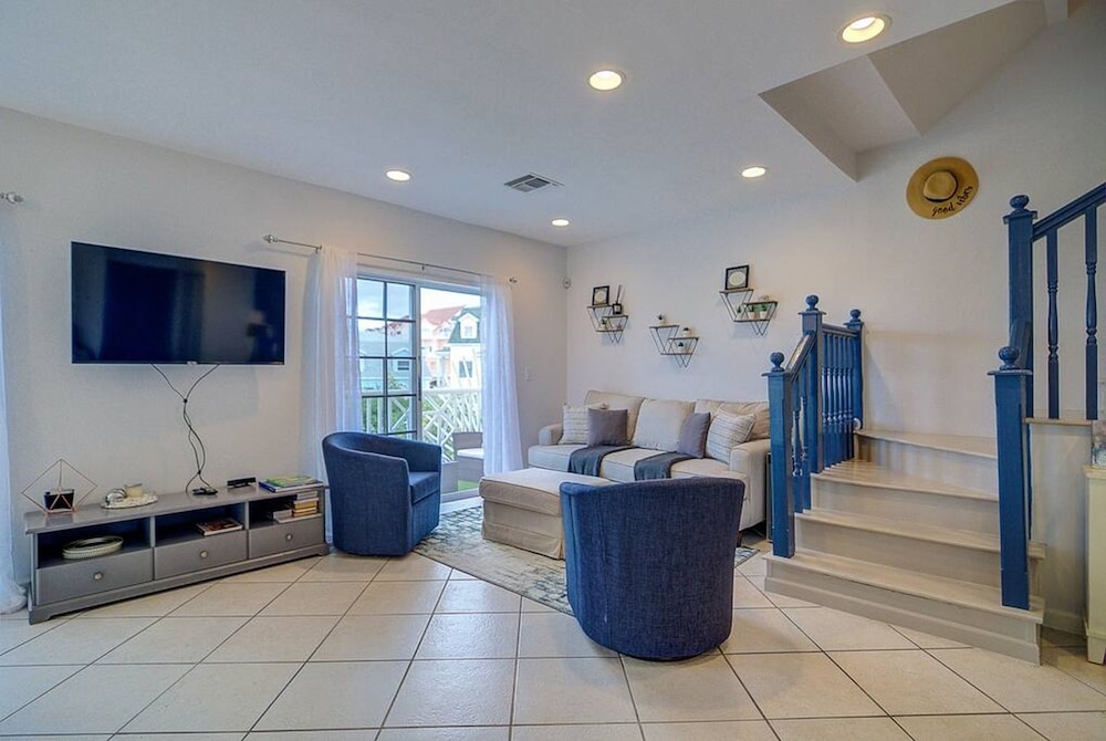 Beautiful Fam-friendly Property w Access to Sandyport Beach Resort