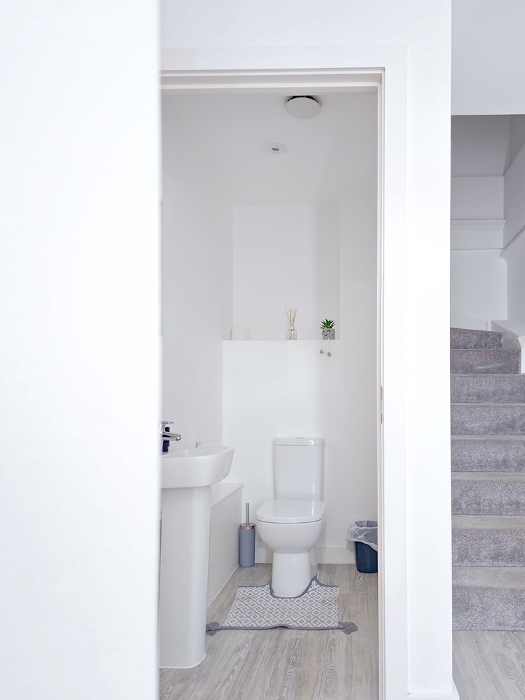 Salford - 2 Bed Apartment - Sleeps 4 - Wifi