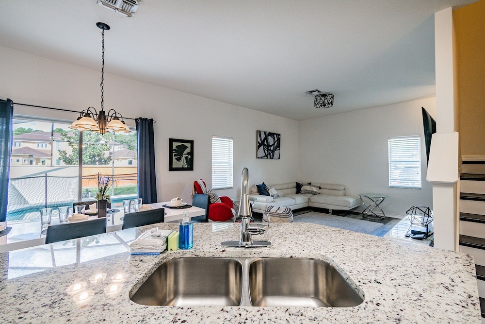 4BR Townhome w/ Pool in Bella Vida Resort