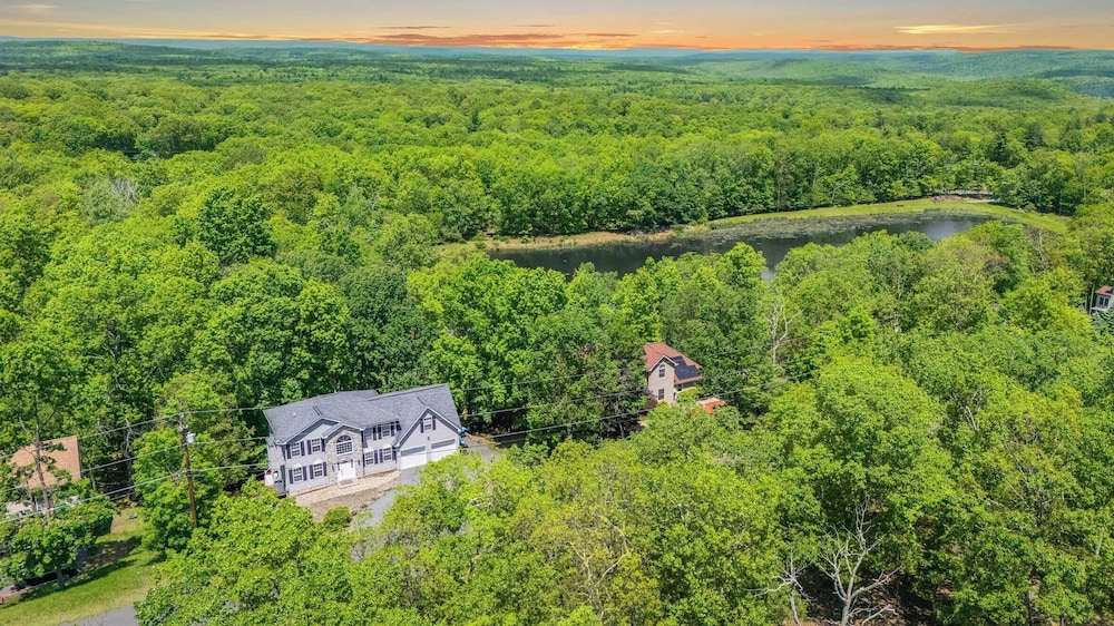 Lakeview Retreat w/ Kayaks, Game Room, Firepits Gated Community w/ Lake + Beach Access