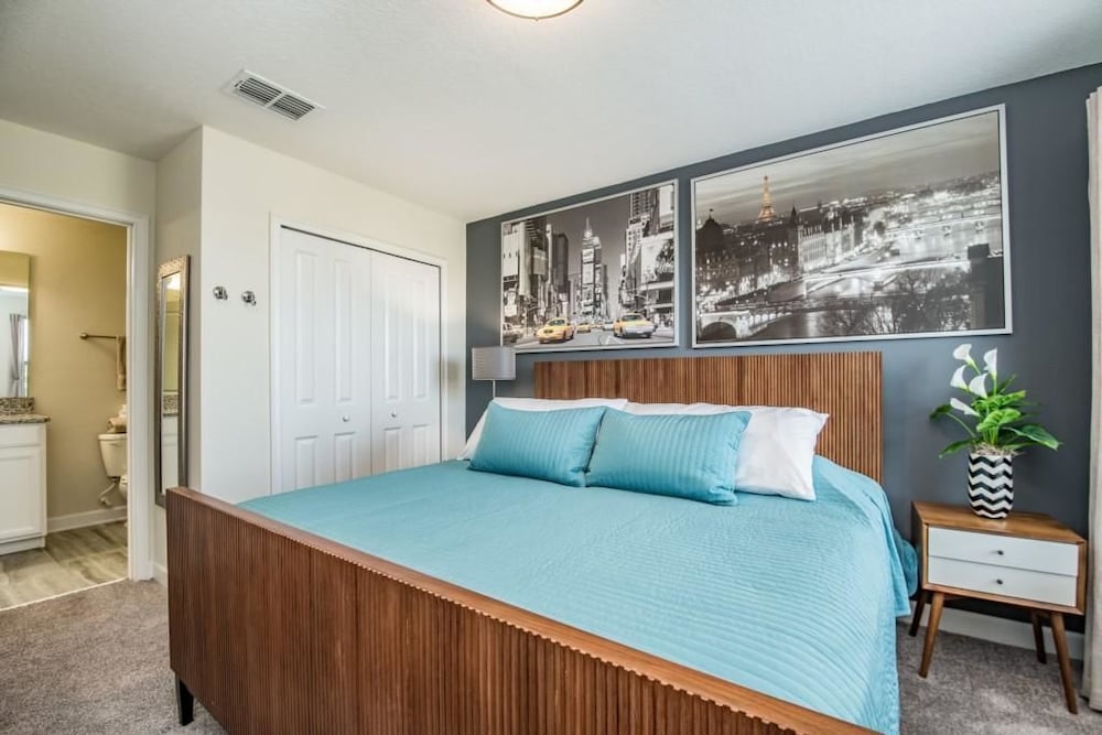 6 Bedroom 5 Bathroom Vacation Home - Image 3