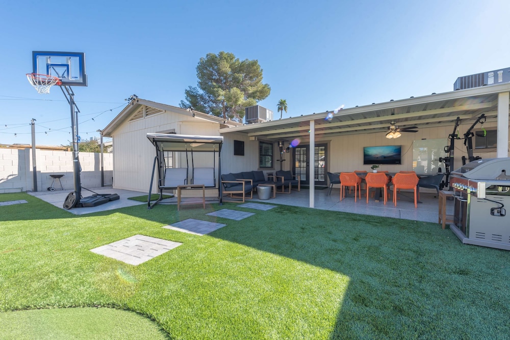 Phoenix 4 BDR Home With Outdoor Entertainment