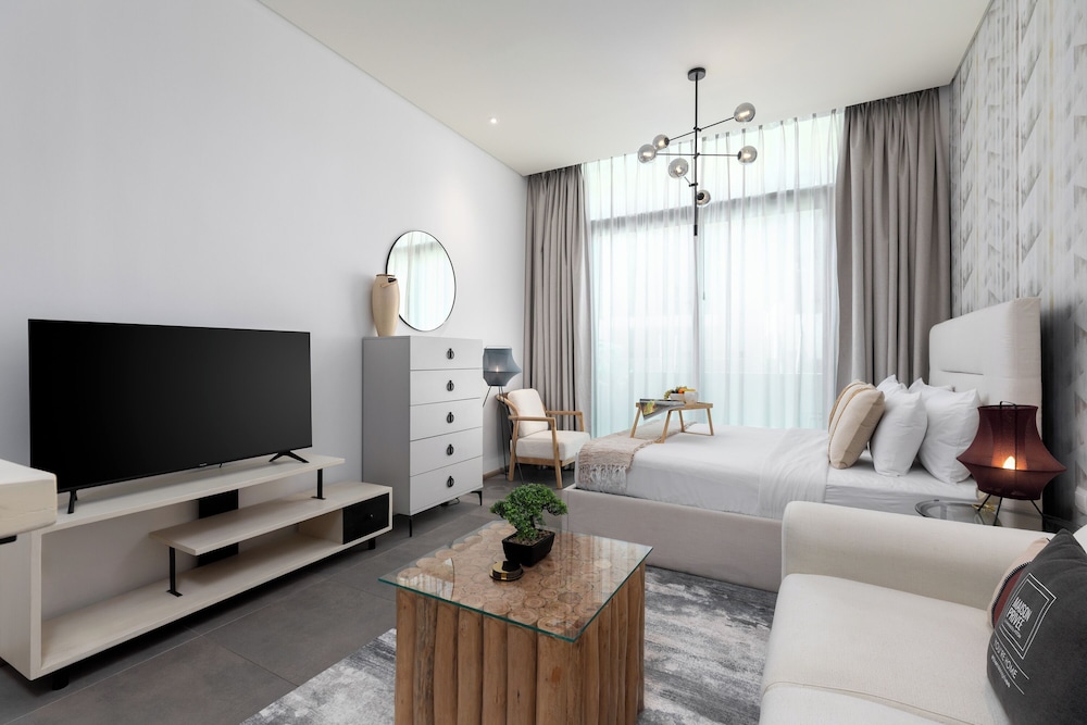 Maison Privee - Serene Studio Escape with Balcony in JVC