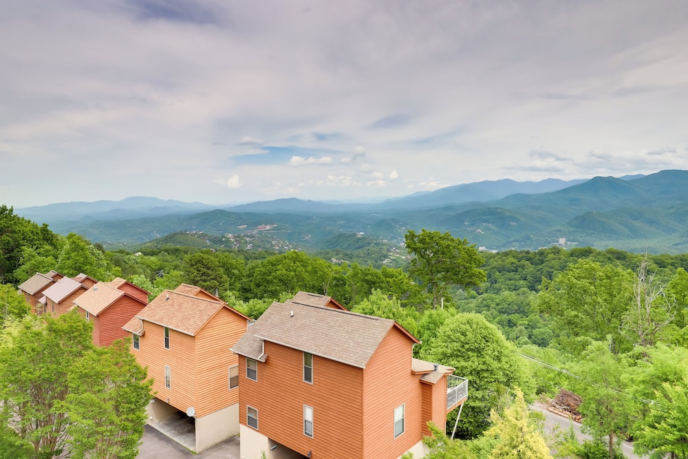 Smokies Condo 3 Mi to Nat'l Park + Hot Tub Access