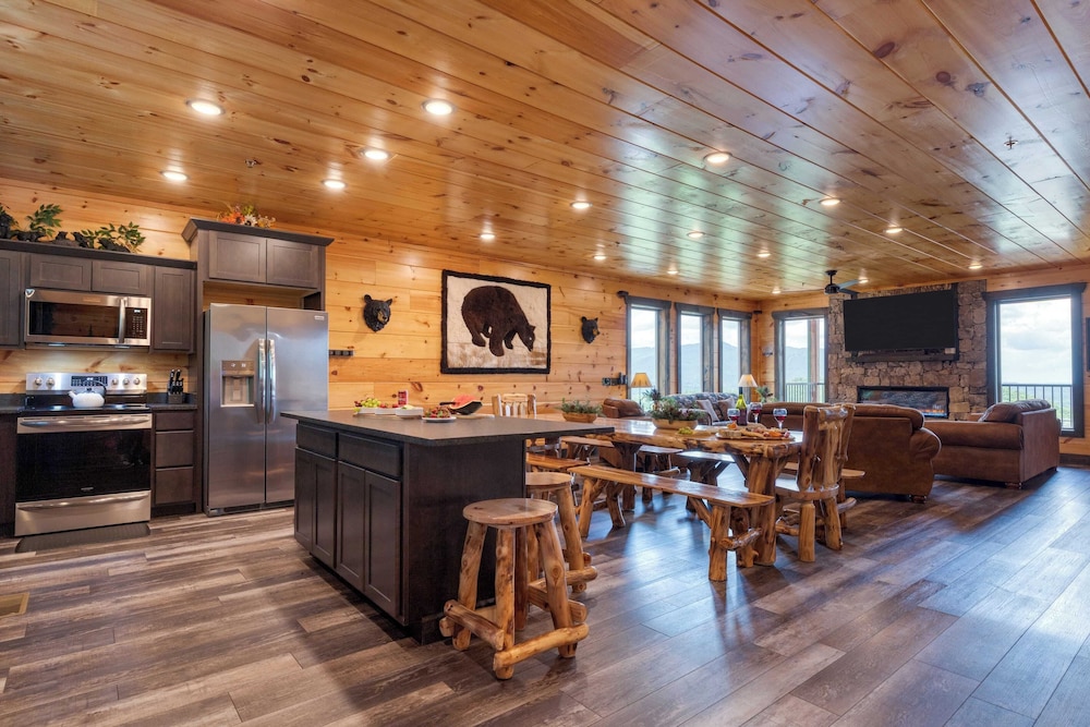 All Fun & Games by Avantstay Indoor Pool, Game Room, Theater, Mountain Views Near Pigeon Forge & Dollywood