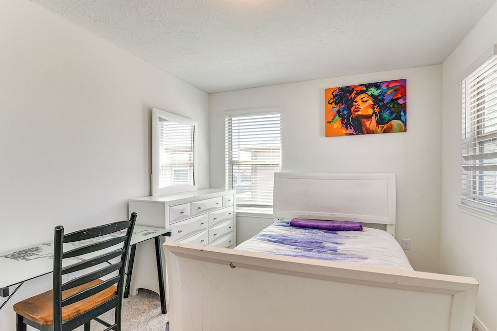 11 Mi to Beach: La Marque Home w/ Patio!