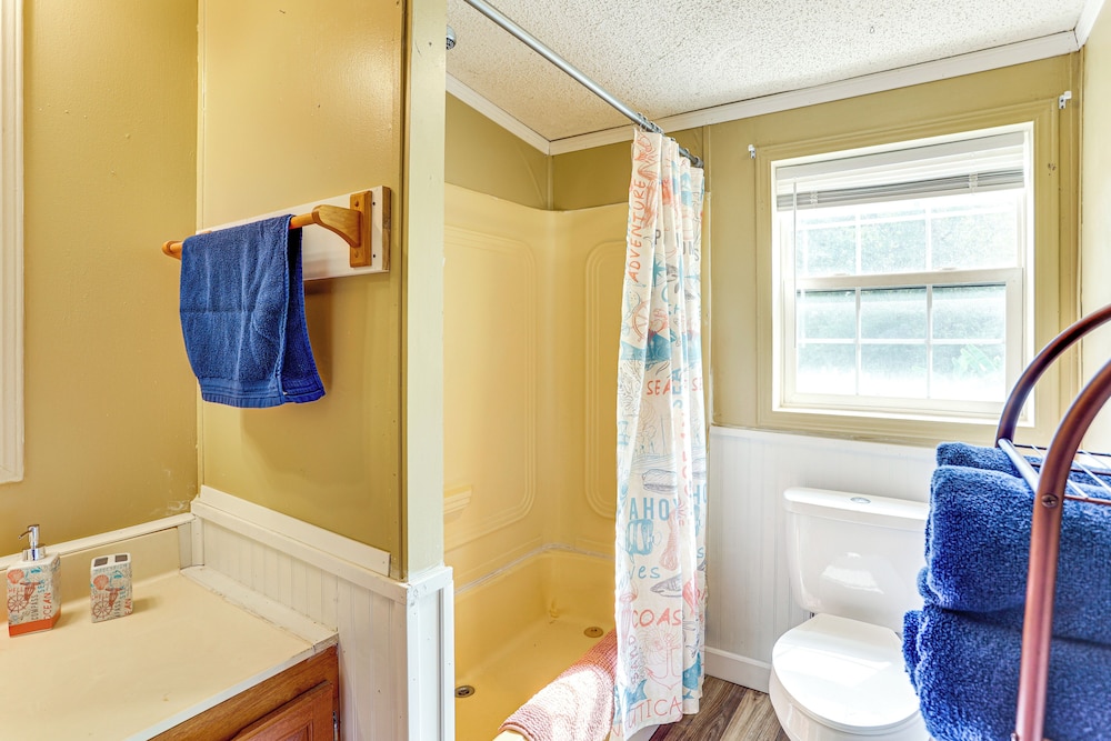 3 Mi to Dtwn: Pet-friendly Farm Retreat in Paris!