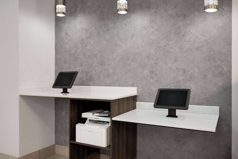 La Quinta Inn & Suites by Wyndham Gonzales LA