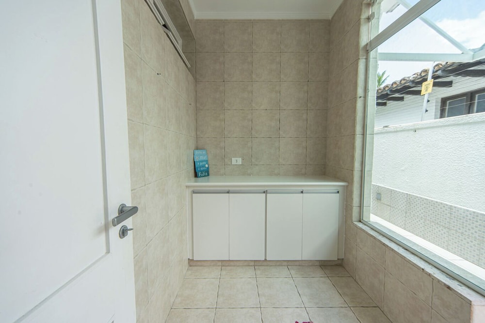 Casa Pet Friendly com 3 su tes a 200m da Praia