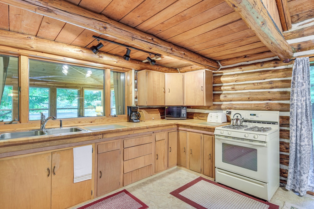 Authentic Log Cabin w/ Private Pond in Glidden