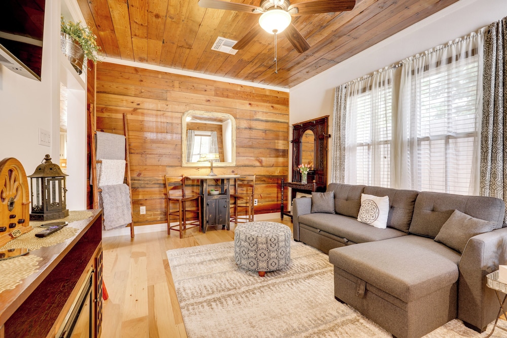 1 Mi to Landa Park: New Braunfels Home w/ Patio!