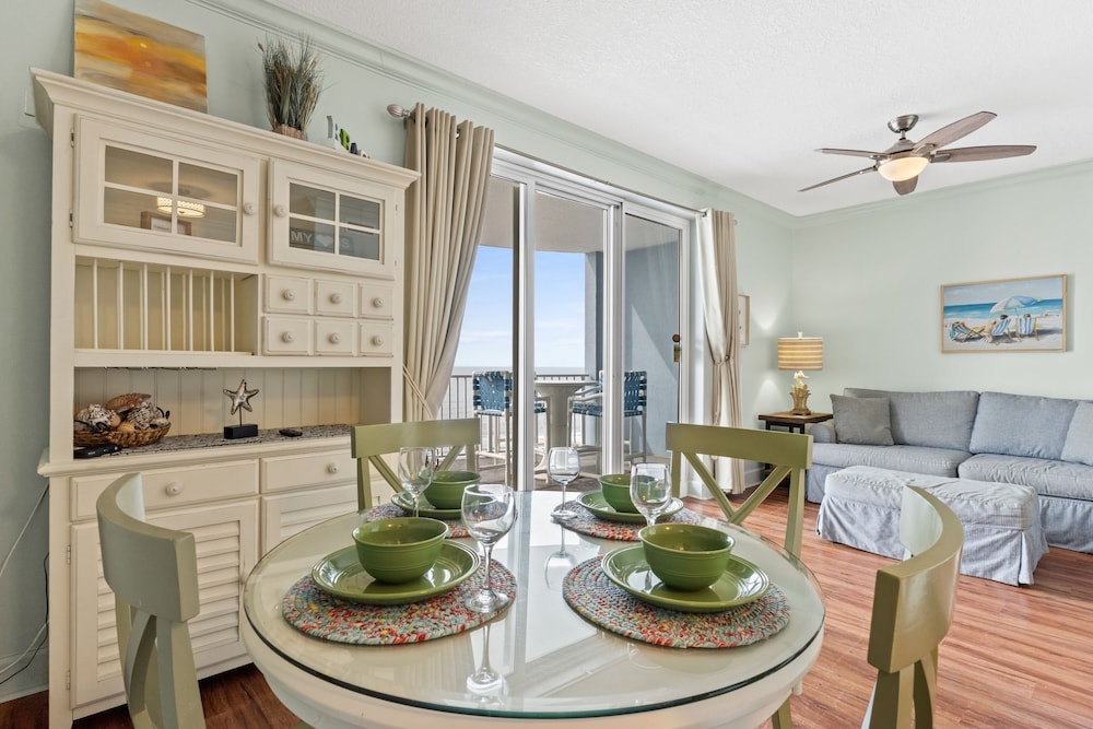 Twin Palms by Book That Condo