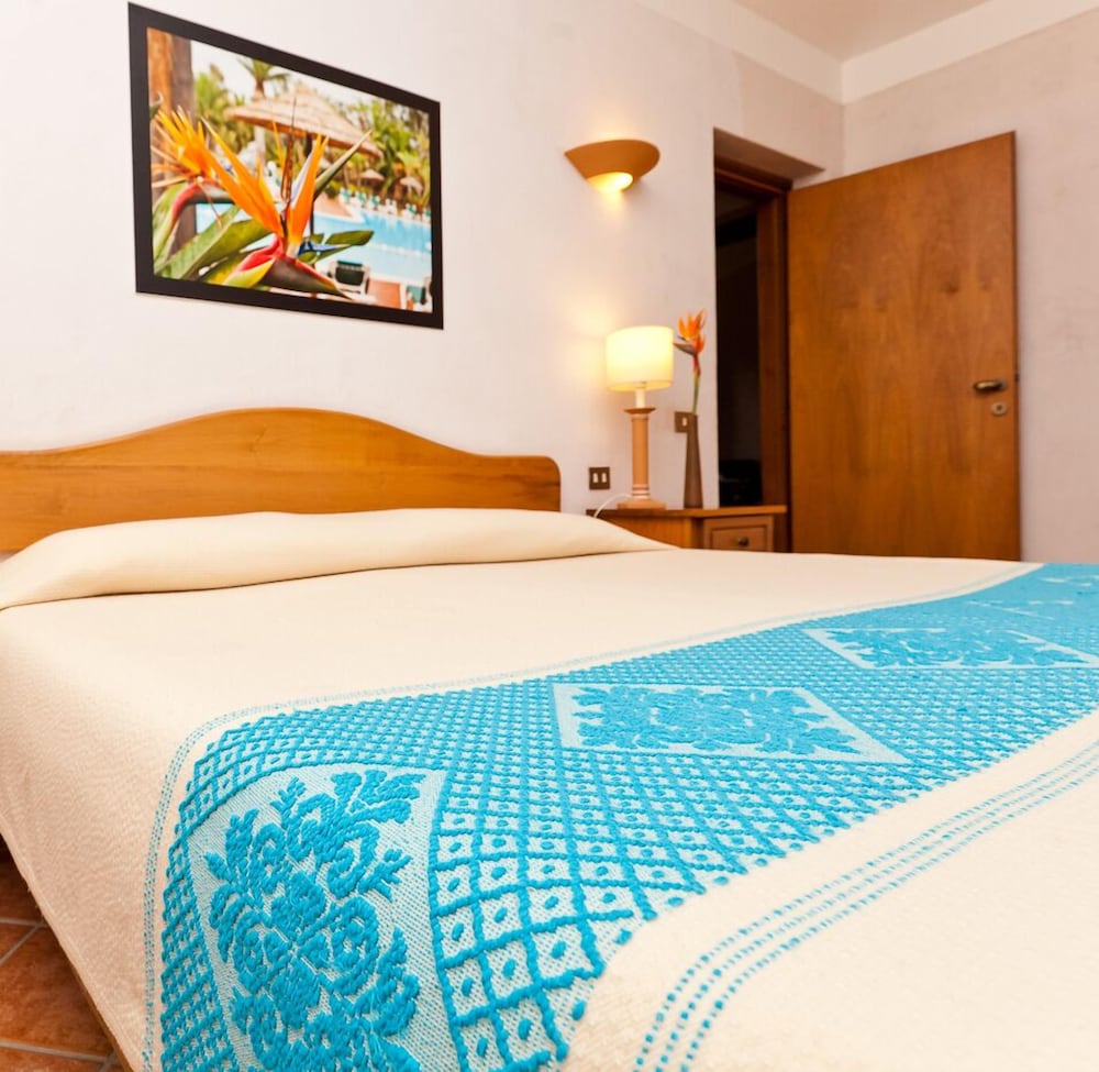 Classical Residence Baia Delle Palme 2 Bedroom Sleeps 6 Trillo 6 view 5