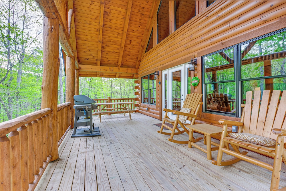 15 Mi to Hocking Hills: Secluded Cabin w/ Hot Tub