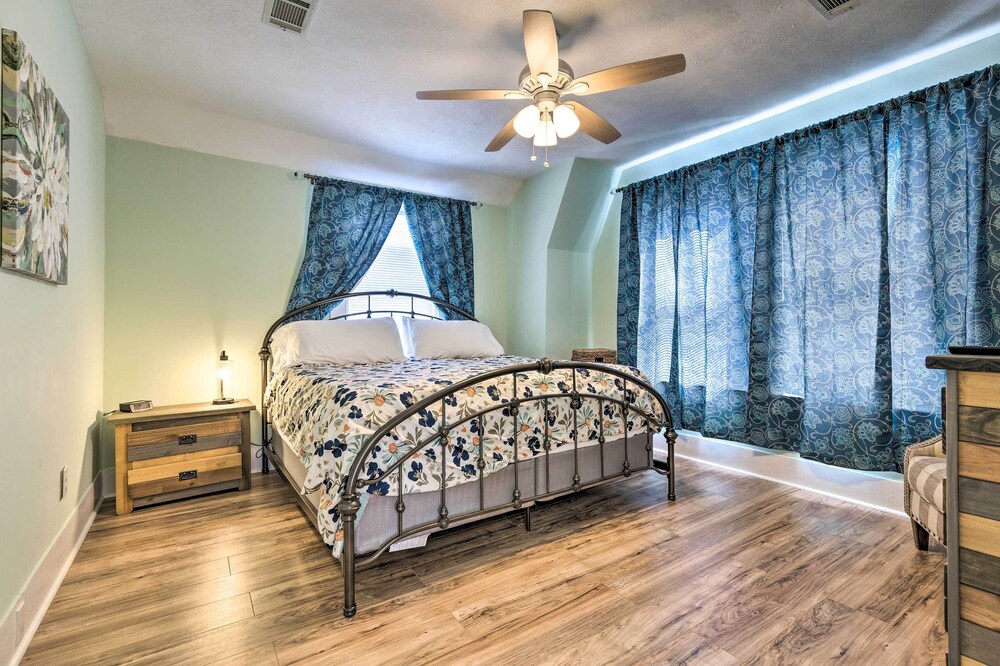 Beachside Getaway - Walk to Gulf, Pier & Casino! view 2