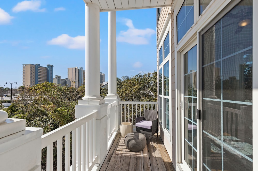 Sailors Cove: 5-bedroom, 4.5 Baths, Sleeps 12! Steps Away From the Beach!