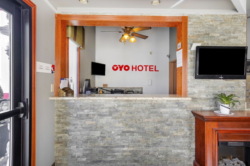 Castle Rock Vacations - OYO Hotel Castle Rock CO Downtown - Property Image 4