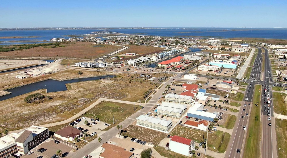 Sleeps 19 2 Homes w/ Pool, Foosball+shuffleboard Mins to the Beach + Shops