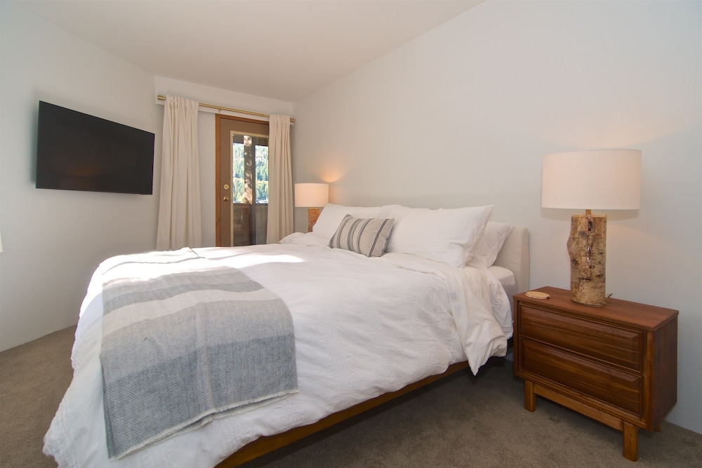 Lakefront Chalet with private dock - Image 3