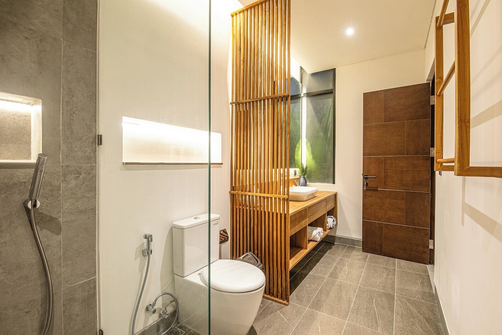 Elegant 6BR Canggu Villa Steps From the Ocean