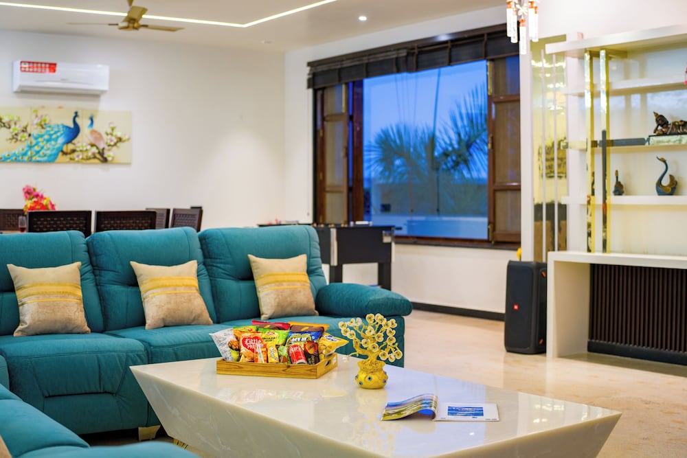 ELIVAAS Ivory Estate Pet-friendly Farm