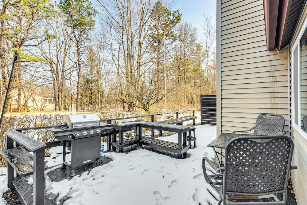 Hot Tub & Game Room: Long Pond Getaway!