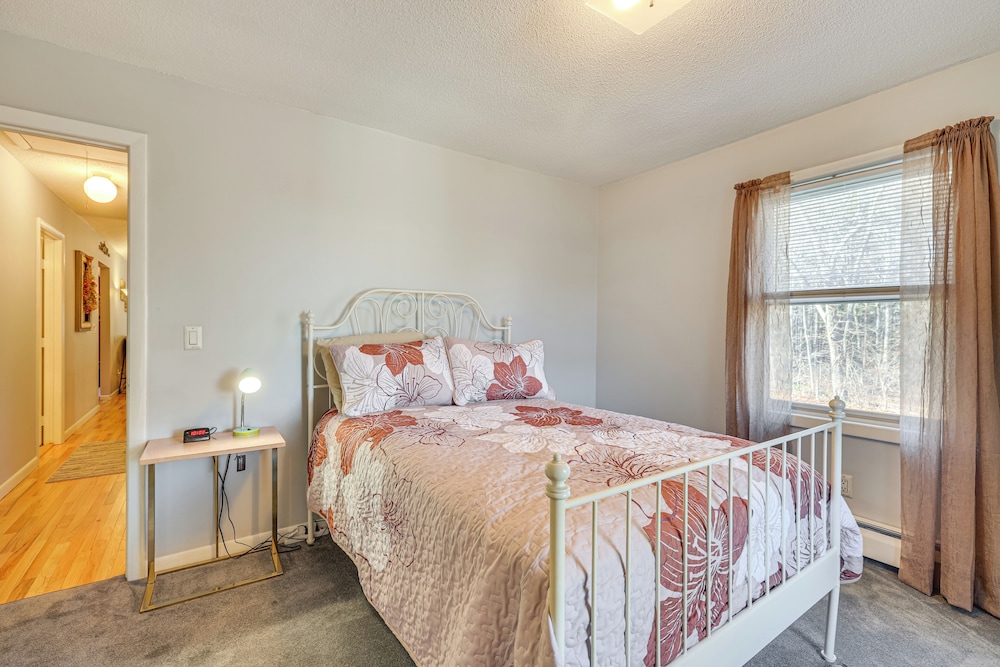 Pool, Deck & Grill: Spacious Apt in Naugatuck!