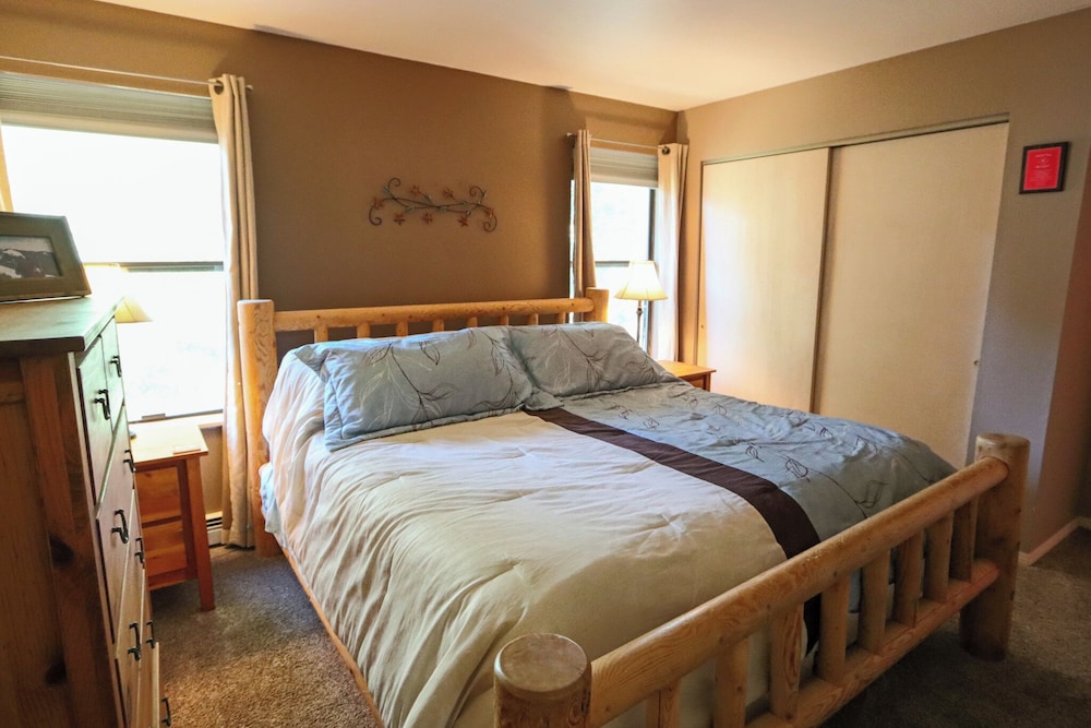Quiet Cozy Fraser Getaway for 7!