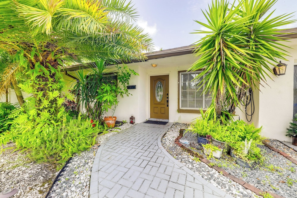 Fishing Dock & Canal Views: Fort Lauderdale Home!
