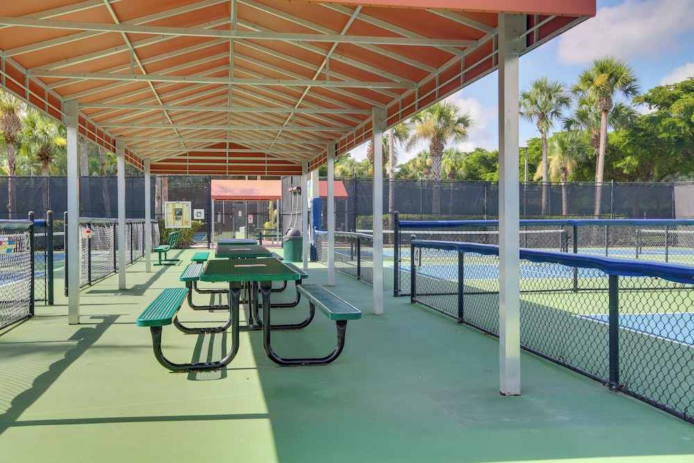 Lake View & Screened Balcony: Estero Getaway!