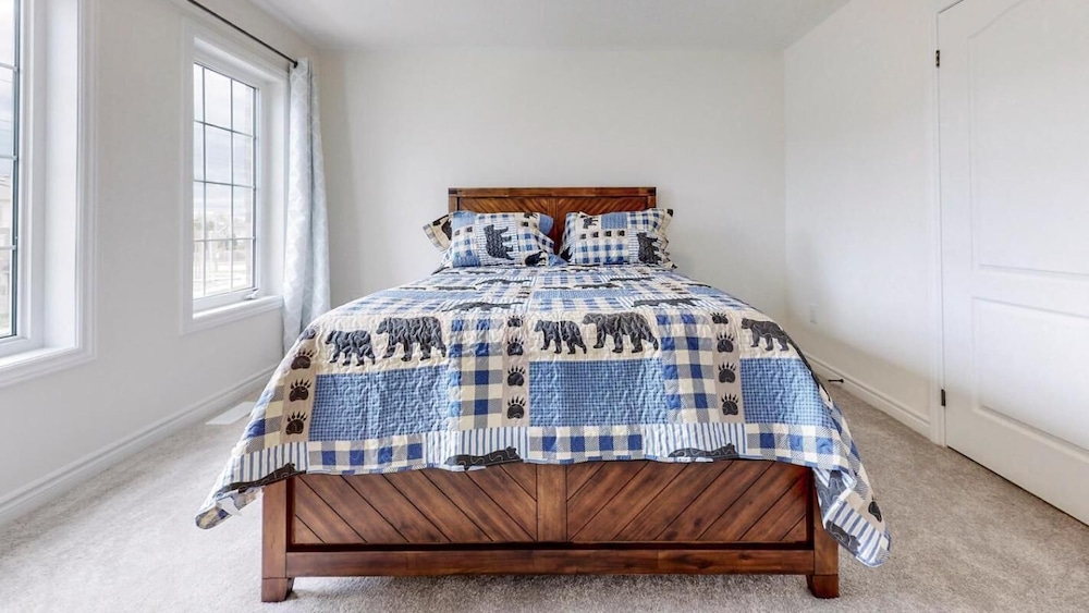 Elegant 3-bedroom House - Bowmanville view 3