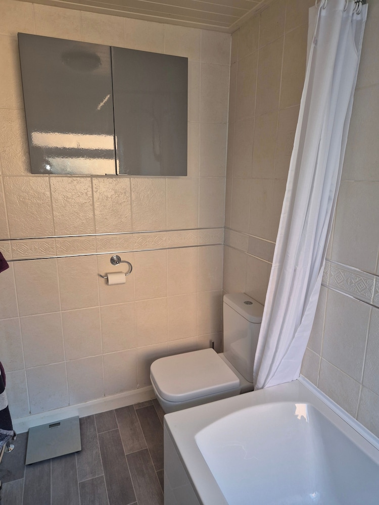Cosy 1BR Hideaway - Hot Tub, Wifi & Private Pond