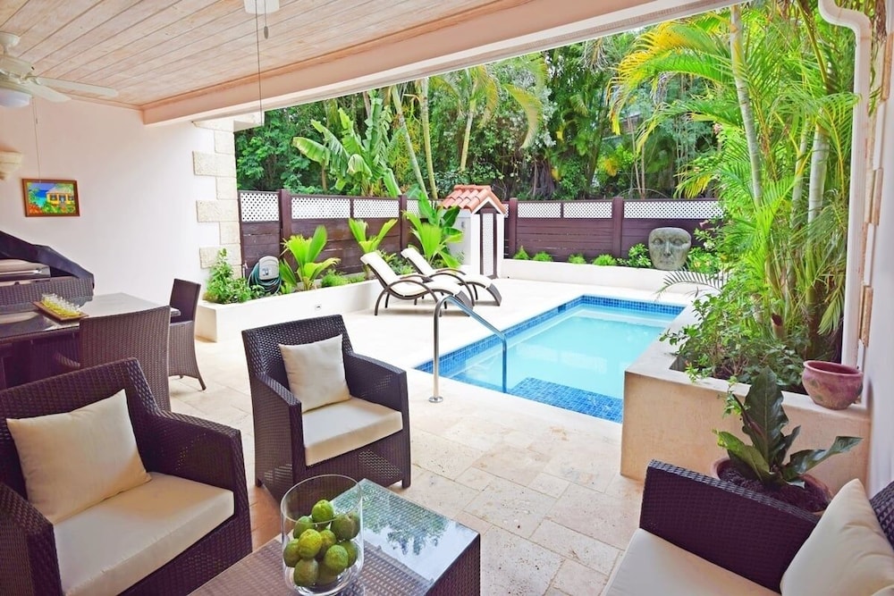 Relax Poolside At This Stylish Townhouse - Porters Gate 24 by BSL Rentals