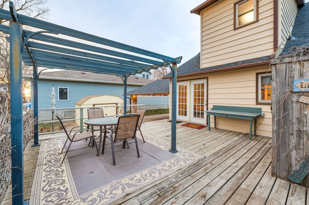 Clear Lake Vacation Rental: Walk to City Beach!