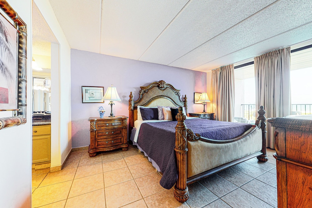 Gulf-view 3BR w/ Gourmet Kitchen, Tennis & Pools